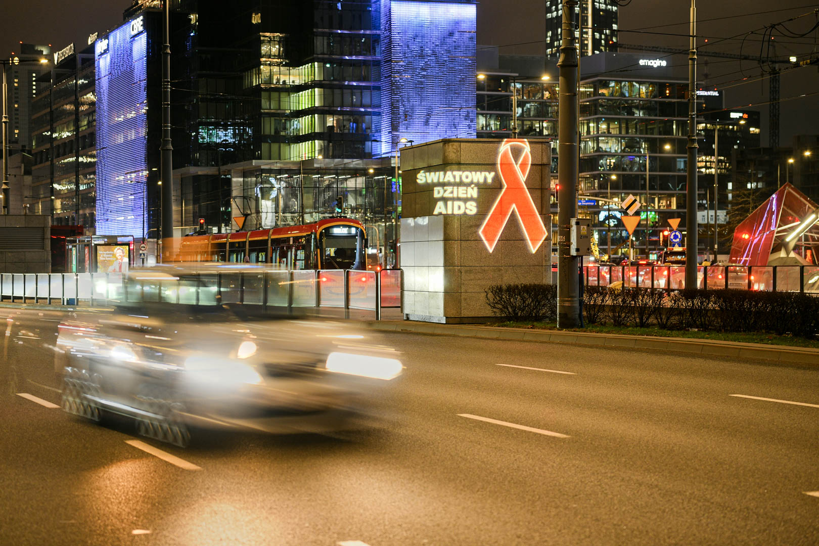 Czerwona kokardka przypomina o HIV